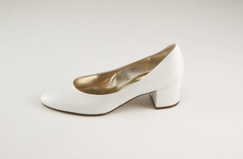 Svatební boty značky HÖGL, perlová barva, nízký široký stabilní podpatek, klasická lodička s kulatou špičkou.