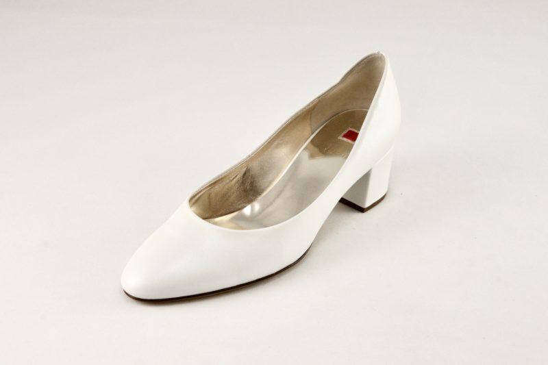 Svatební boty značky HÖGL, perlová barva, nízký široký stabilní podpatek, klasická lodička s kulatou špičkou.
